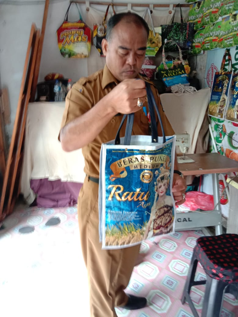 Inovator Terbaik Adi Karya Nugraha Tahun 2019 - Pemanfaatan Sampah Plastik menjadi Kerajinan Tangan